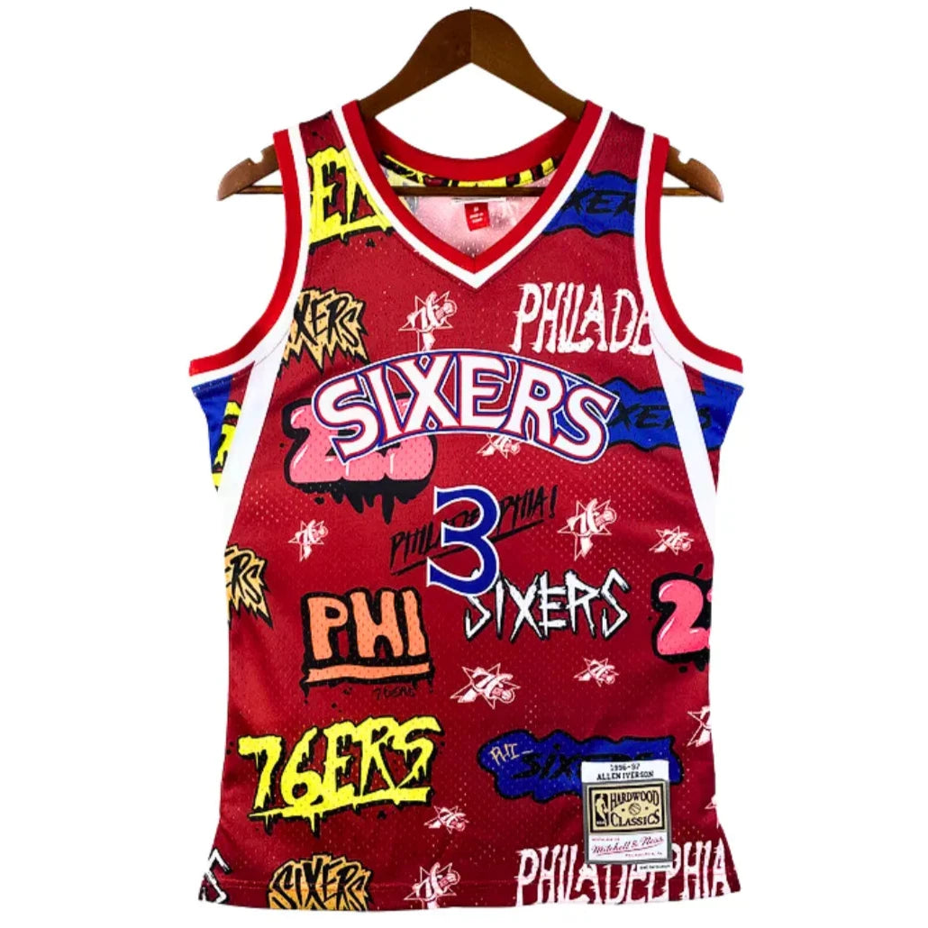 Regata NBA Philadelphia 76ers #3 IVERSON 1996/97 – Mitchell & Ness Silk Vermelha