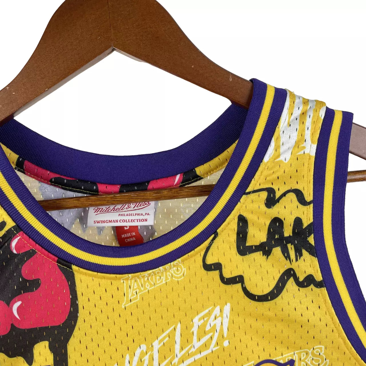 Regata NBA Los Angeles Lakers #8 Kobe Bryant 96/97 – Mitchell & Ness Silk Amarelo