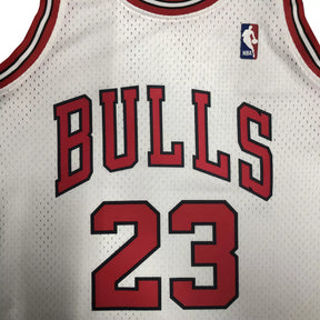 Regata NBA Chicago Bulls #23 Jordan 1997/98 – Mitchell & Ness Silk Branca